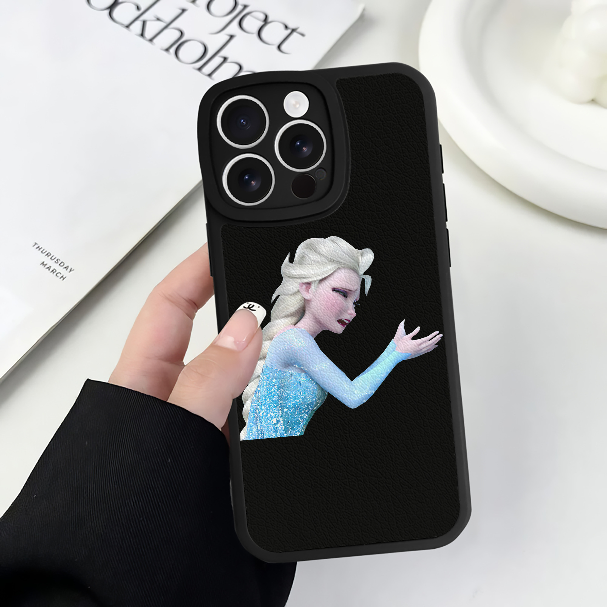 （画像用） アナと雪の女王 アンナ エルサ Frozen Anna Elsa 【iPhone 16シリーズ対応】シリコンスマホケース（レザー調） 材質：シリコン